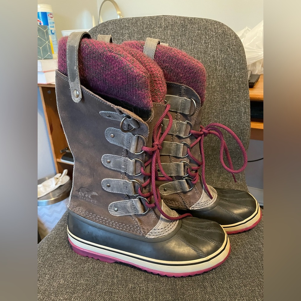 Sorel boots: Joan of Arctic —>Grey Suede & Burgundy size 9 women’s